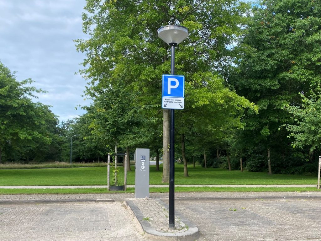 Twee oplaadpunten voor elektrische auto's op het parkeerterrein van locatie Almere Stad
